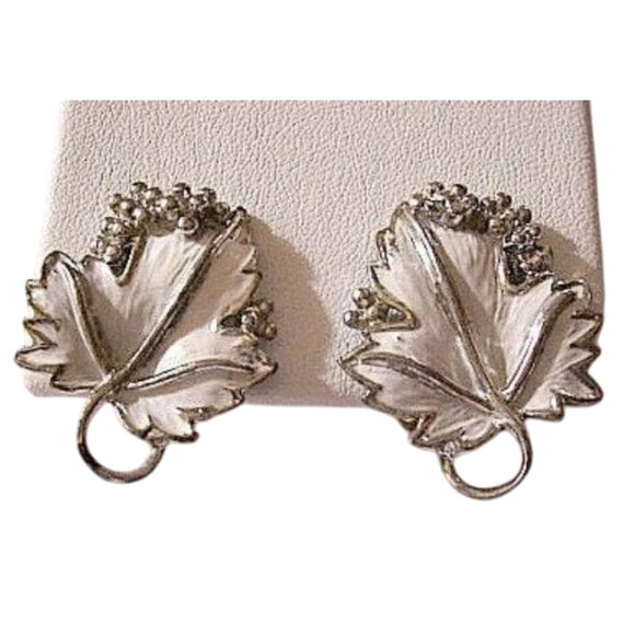 Sarah Coventry White Berry Leaf Clip On Earrings Silver Tone - Picture 2 of 5
